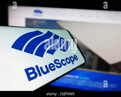 Stuttgart, 16.10.2023: Smartphone mit Logo des australischen Unternehmens BlueScope Steel Limited vor der Business-Website. Fokus auf Mitte-links Stockfoto