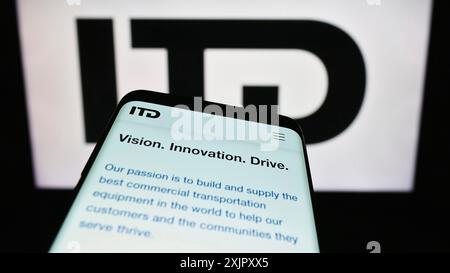 Stuttgart, 16.10.2023: Mobiltelefon mit Webseite des kanadischen Trailer-Unternehmens ITD Industries Inc. Vor dem Firmenlogo. Konzentrieren Sie sich auf Stockfoto