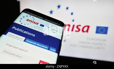 Stuttgart, 16.10.2023: Smartphone mit Website der Agentur der Europäischen Union für Cybersicherheit (ENISA) vor Logo. Fokus oben links von Stockfoto