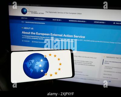 Stuttgart, Deutschland, 16.10.2023: Person mit Smartphone mit Logo des Europäischen Auswärtigen Dienstes (EAD) der EU-Institution vor der Website. Stockfoto