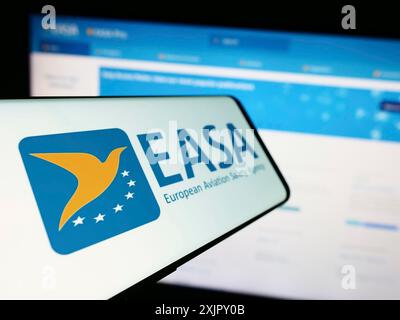 Stuttgart, Deutschland, 17.10.2023: Mobiltelefon mit Logo der Agentur der Europäischen Union für Flugsicherheit (EASA) vor der Website. Fokus auf Mitte links von Stockfoto