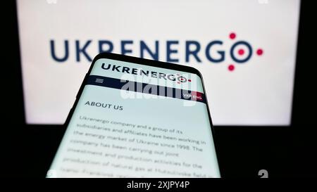 Stuttgart, 27.10.2023: Mobiltelefon mit Webseite des ukrainischen Stromunternehmens Ukrenergo vor Geschäftslogo. Fokus oben links Stockfoto