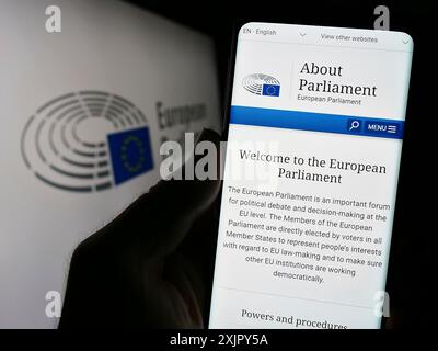 Stuttgart, 25.10.2023: Person, die ein Mobiltelefon hält, mit Website des EU-Gesetzgebungsorgans Europäisches Parlament (EP) vor dem Logo. Konzentrieren Sie sich auf Stockfoto