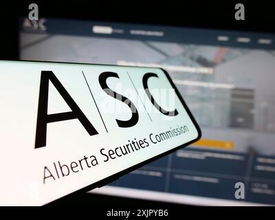 Stuttgart, 29.10.2023: Smartphone mit Logo der Aufsichtsbehörde Alberta Securities Commission (ASC) vor der Website. Konzentrieren Sie sich auf Stockfoto