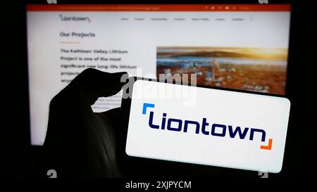 Stuttgart, 29.10.2023: Person, die ein Smartphone mit dem Logo des australischen Bergbauunternehmens Liontown Resources Limited vor der Website hält. Stockfoto