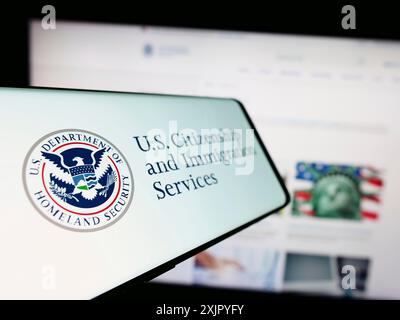 Stuttgart, 29.10.2023: Mobiltelefon mit Siegel der amerikanischen Behörde Citizenship and Immigration Services (USCIS) vor der Website. Konzentrieren Sie sich auf Stockfoto