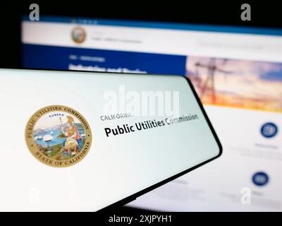 Stuttgart, Deutschland, 10-31-2023: Handy mit Siegel der California Public Utilities Commission (CPUC) vor der Business-Website. Konzentrieren Sie sich auf Stockfoto