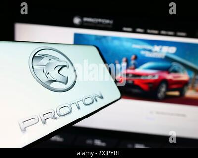 Stuttgart, Deutschland, 10-31-2023: Smartphone mit Logo des malaysischen Automobilkonzerns Proton Holdings Berhad (PHB) vor der Website. Konzentrieren Sie sich auf Stockfoto