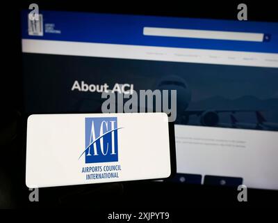 Stuttgart, Deutschland, 10-31-2023: Person, die ein Smartphone mit dem Logo der Organisation Airports Council International (ACI) vor der Website hält. Fokus Stockfoto