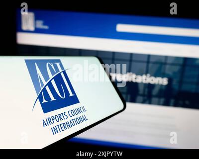 Stuttgart, Deutschland, 10-31-2023: Mobiltelefon mit Logo der Organisation Airports Council International (ACI) vor der Website. Konzentrieren Sie sich auf die Mitte von Stockfoto