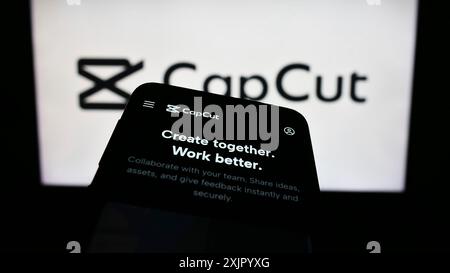 Stuttgart, Deutschland, 11.02.2023: Mobiltelefon mit Website der Videobearbeitungs-App CapCut vor Firmenlogo. Fokussieren Sie sich oben links auf der Telefonanzeige Stockfoto