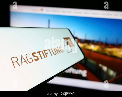 Stuttgart, 11.02.2023: Mobiltelefon mit Logo der RAG-Stiftung vor der Website. Fokussieren Sie sich auf die linke Mitte des Telefondisplays Stockfoto