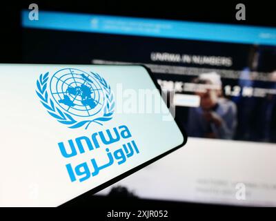 Stuttgart, Deutschland, 11.03.2023: Smartphone mit Logo des United Nations Plalestine Flüchtlingshilfswerks UNRWA vor der Website. Fokus auf Mitte links von Stockfoto