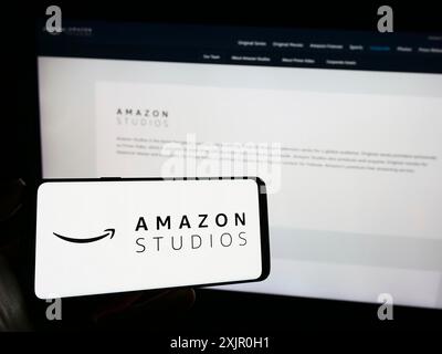 Stuttgart, Deutschland, 11.08.2023: Person mit Smartphone mit Logo der US-amerikanischen Film- und Fernsehproduktionsfirma Amazon Studios vor der Website. Stockfoto