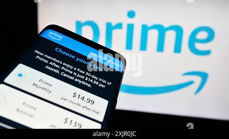 Stuttgart, Deutschland, 11.09.2023: Mobiltelefon mit Website des Abonnementdienstes Amazon Prime vor Firmenlogo. Konzentrieren Sie sich auf das Telefon oben links Stockfoto