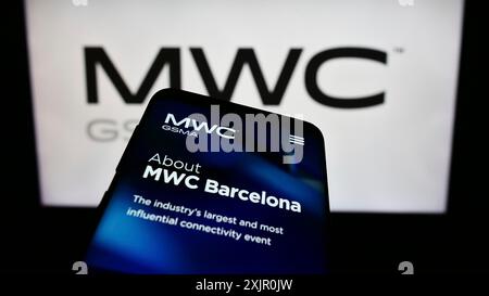 Stuttgart, Deutschland, 11.09.2023: Smartphone mit Webseite der jährlichen Mobilfunkmesse MWC Barcelona vor dem Business-Logo. Konzentrieren Sie sich auf Stockfoto