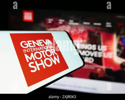 Stuttgart, 10.11.2023: Smartphone mit Logo der Schweizer Automobilausstellung Genf International Autosalon vor der Business-Website. Konzentrieren Sie sich auf Stockfoto