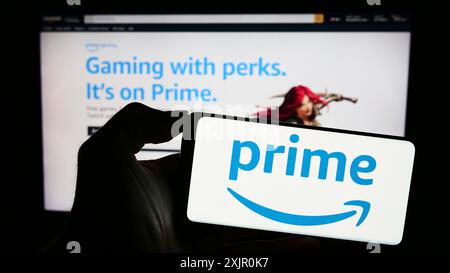 Stuttgart, Deutschland, 11.09.2023: Person, die ein Mobiltelefon mit dem Logo des Abonnementdienstes Amazon Prime vor der Webseite des Unternehmens hält. Konzentrieren Sie sich auf Stockfoto