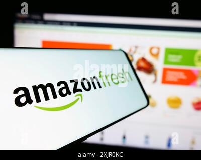 Stuttgart, Deutschland, 11.09.2023: Smartphone mit Logo des amerikanischen Lebensmitteleinzelhandelsunternehmens Amazon Fresh vor der Business-Website. Fokus links von Stockfoto