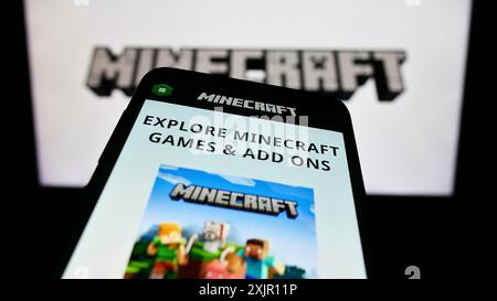 Stuttgart, 14.11.2023: Mobiltelefon mit Website des Sandbox-Videospiels Minecraft vor Logo. Fokussieren Sie sich oben links auf der Telefonanzeige Stockfoto