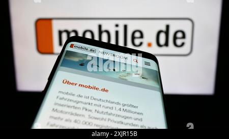 Stuttgart, 14.11.2023: Mobiltelefon mit Internetseite der deutschen Auto-Online-Marktplatzfirma mobile.de GmbH vor Firmenlogo. Konzentrieren Sie sich auf Stockfoto