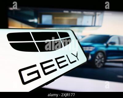 Stuttgart, 16.11.2023: Smartphone mit Logo des chinesischen Autoherstellers Zhejiang Geely Holding Group vor der Website. Konzentrieren Sie sich auf Stockfoto