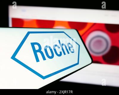 Stuttgart, 16.11.2023: Smartphone mit Logo des Schweizer Gesundheitsunternehmens Roche Holding AG vor der Business-Website. Fokus auf Mitte-links Stockfoto