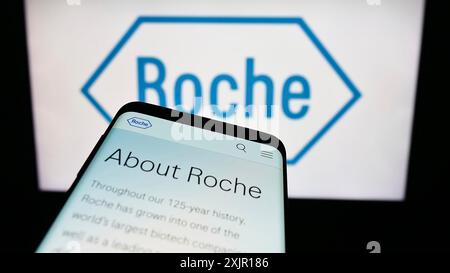 Stuttgart, 16.11.2023: Mobiltelefon mit Website des Schweizer Gesundheitsunternehmens Roche Holding AG vor Geschäftslogo. Fokus oben links Stockfoto