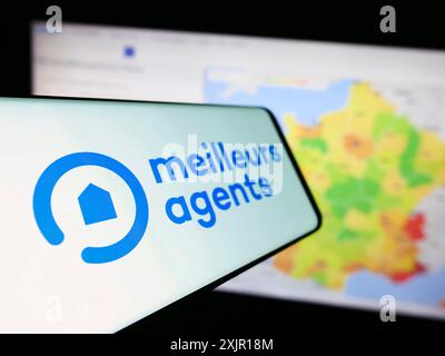 Stuttgart, 15.11.2023: Mobiltelefon mit Logo des französischen Immobilienplattformunternehmens MeilleursAgents vor der Website. Konzentrieren Sie sich auf Stockfoto