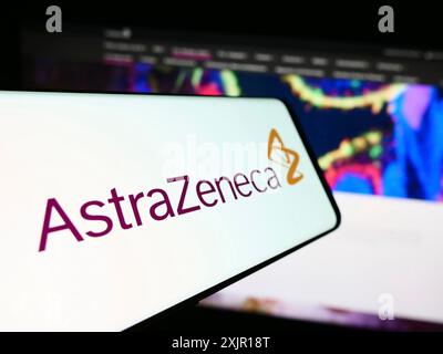 Stuttgart, 16. 11. 2023: Smartphone mit Logo des Pharmaunternehmens AstraZeneca plc vor der Business-Website. Konzentrieren Sie sich auf die Mitte des Telefons Stockfoto
