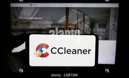 Stuttgart, 15.11.2023: Person, die ein Smartphone mit Logo der Computersystem-Clearing-Software CCleaner vor der Website hält. Konzentrieren Sie sich auf Stockfoto