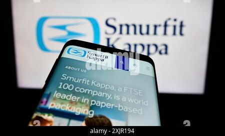 Stuttgart, 16.11.2023: Smartphone mit Website des irischen Verpackungsunternehmens Smurfit Kappa Group plc vor Geschäftslogo. Konzentrieren Sie sich auf Stockfoto