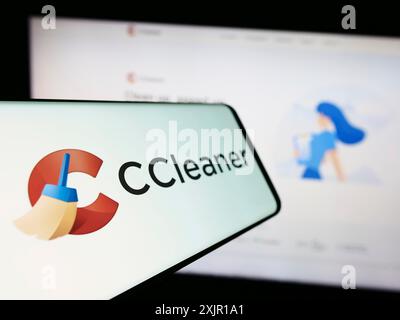 Stuttgart, 15.11.2023: Mobiltelefon mit Logo der Computersystem-Clearing-Software CCleaner vor der Business-Website. Fokus links von Stockfoto