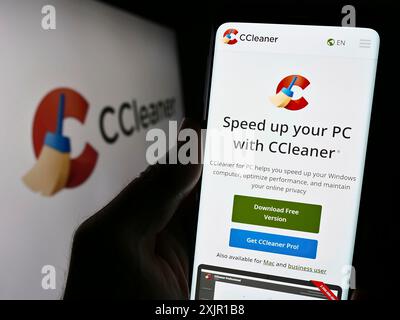 Stuttgart, 15.11.2023: Person, die ein Smartphone hält, mit Webseite der Computersystem-Clearing-Software CCleaner vor dem Logo. Konzentrieren Sie sich auf Stockfoto