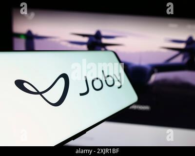 Stuttgart, 16.11.2023: Handy mit Logo des amerikanischen Flugzeugunternehmens eVTOL Joby Aviation vor der Business-Website. Fokus links von Stockfoto