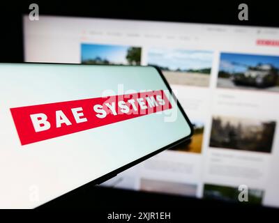 Stuttgart, 21.11.2023: Smartphone mit Logo des britischen Luft- und Raumfahrtunternehmens BAE Systems plc vor der Website. Konzentrieren Sie sich auf Stockfoto