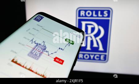 Stuttgart, 16.11.2023: Mobiltelefon mit Website des britischen Luftfahrtunternehmens Rolls-Royce Holdings plc vor dem Firmenlogo. Konzentrieren Sie sich auf Stockfoto