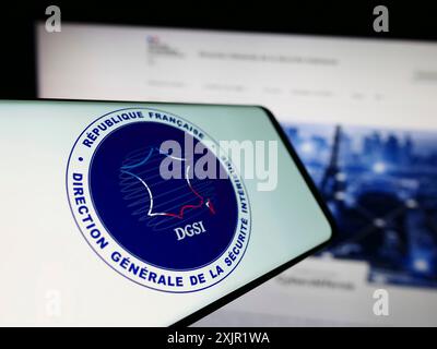Stuttgart, 27.11.2023: Smartphone mit Logo der Direction Generale de la Securite Interieure (DGSI) vor der Website. Konzentrieren Sie sich auf Stockfoto