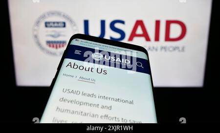 Stuttgart, 27.11.2023: Smartphone mit Website der United States Agency for International Development (USAID) vor dem Logo. Konzentrieren Sie sich auf Stockfoto