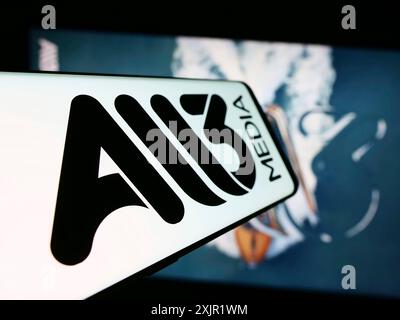 Stuttgart, 27.11.2023: Mobiltelefon mit Logo der britischen Fernsehproduktionsfirma All3Media Limited vor der Website. Konzentrieren Sie sich auf Stockfoto