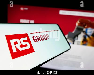 Stuttgart, 24.11.2023: Smartphone mit Logo des britischen Stromverteilers RS Group plc vor der Business-Website. Konzentrieren Sie sich auf Stockfoto