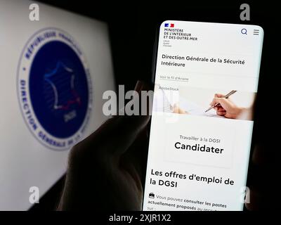 Stuttgart, 27.11.2023: Person mit Mobiltelefon mit Website der Direction Generale de la Securite Interieure (DGSI) mit Logo. Fokus Stockfoto