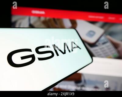 Stuttgart, 27.11.2023: Smartphone mit Logo der Mobilindustrieorganisation GSM Association (GSMA) vor der Business-Website. Konzentrieren Sie sich auf Stockfoto