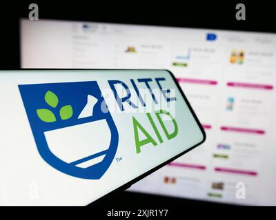 Stuttgart, 27.11.2023: Smartphone mit Logo der amerikanischen Drogeriemarktfirma Rite Aid Corporation vor der Business-Website. Konzentrieren Sie sich auf Stockfoto