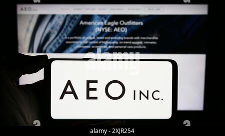 Stuttgart, Deutschland, 11-30-2023: Person mit Mobiltelefon mit Logo der amerikanischen Einzelhandelsfirma American Eagle Outfitters Inc. (AEO) vor Stockfoto