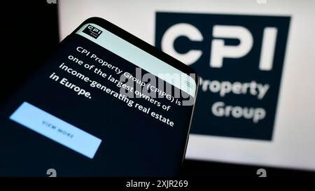 Stuttgart, 29.11.2023: Smartphone mit Website der Immobiliengesellschaft CPI Property Group (CPIPG) vor dem Firmenlogo. Konzentrieren Sie sich auf Stockfoto