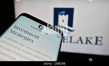 Stuttgart, 29.11.2023: Smartphone mit Website der US-amerikanischen Investmentmanagementgesellschaft Castlelake LP vor Geschäftslogo. Konzentrieren Sie sich auf Stockfoto