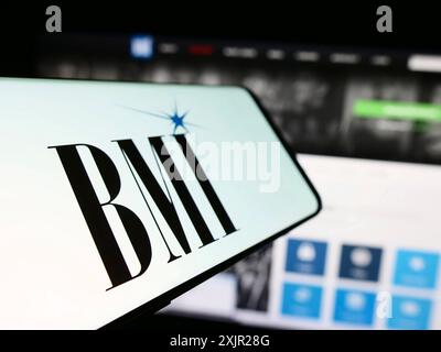 Stuttgart, 29.11.2023: Handy mit Logo der amerikanischen Aufführungsrechtgesellschaft Broadcast Music Inc. (BMI) vor der Website. Konzentrieren Sie sich auf Stockfoto