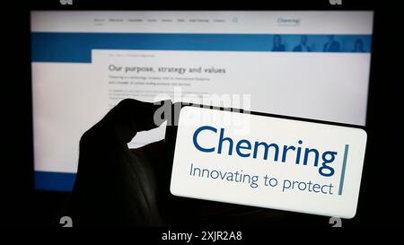 Stuttgart, Deutschland, 12.06.2023: Person mit Smartphone mit Logo des britischen Luft- und Raumfahrtunternehmens Chemring Group plc vor der Website. Stockfoto