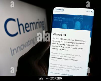 Stuttgart, Deutschland, 12.06.2023: Person, die ein Mobiltelefon hält, mit Webseite des britischen Luft- und Raumfahrtunternehmens Chemring Group plc mit Logo. Konzentrieren Sie sich auf Stockfoto